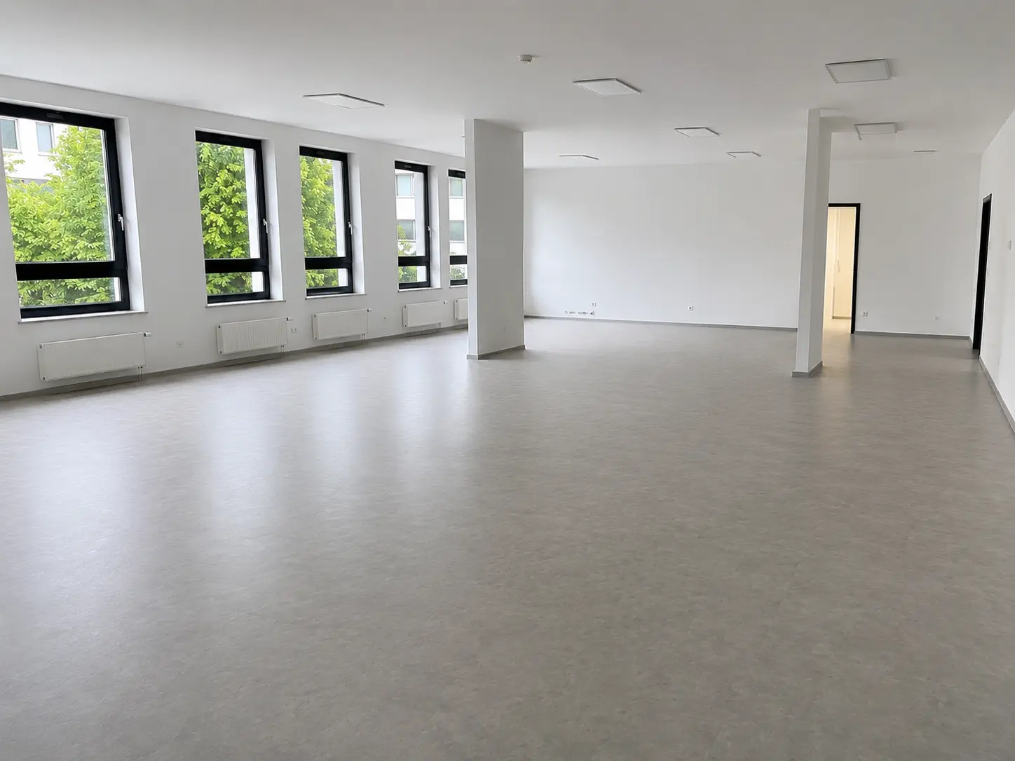Sauberer, leerer Büroraum nach der professionellen Unterhaltsreinigung in Hagen
