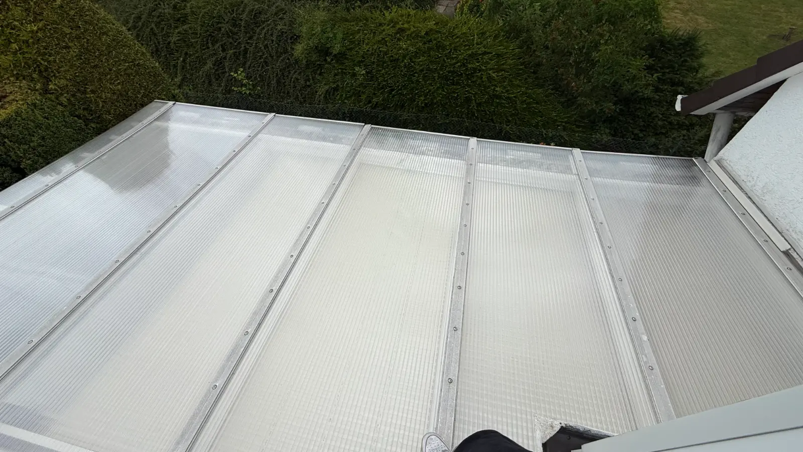 Terrassendach mit gereinigten Stegplatten von vorne