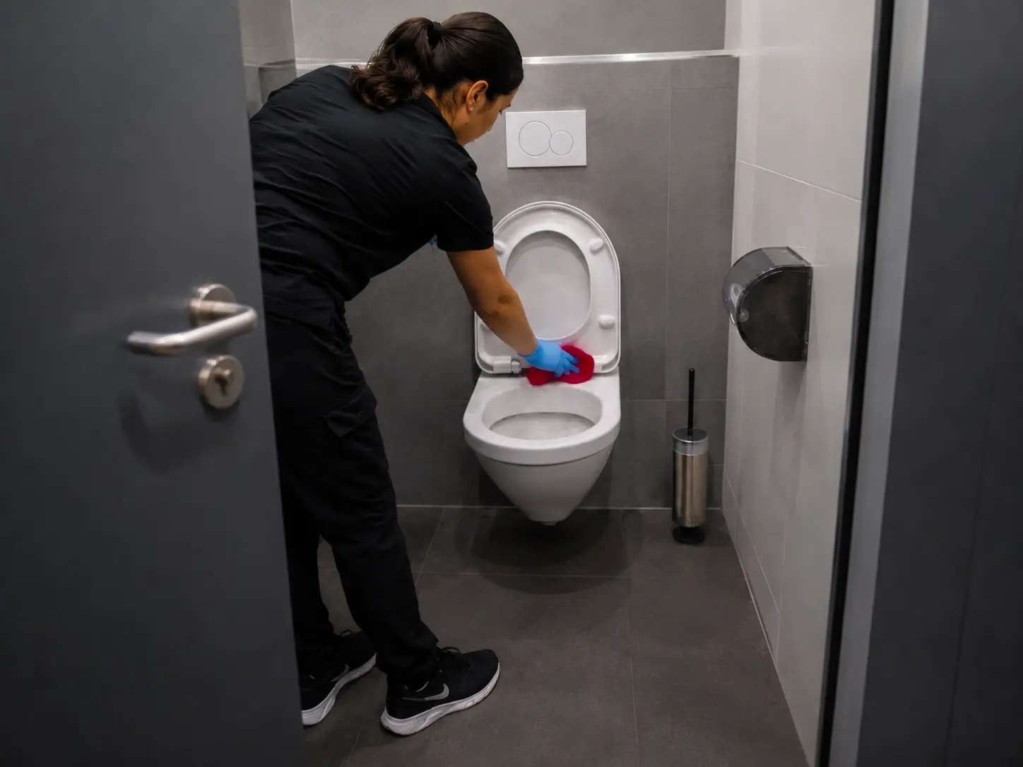 Aktive WC-Reinigung im Gewerbeobjekt durch das ACC-Team in Hagen